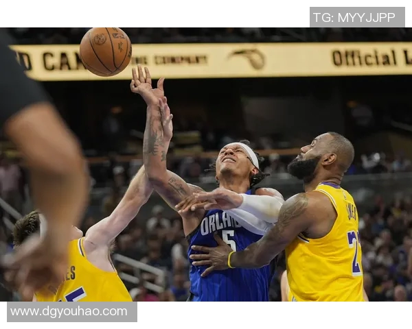 骑士与马刺激战正酣NBA经典对决回顾与精彩瞬间分析 骑士与马刺激战正酣NBA经典对决回顾与精彩瞬间分析